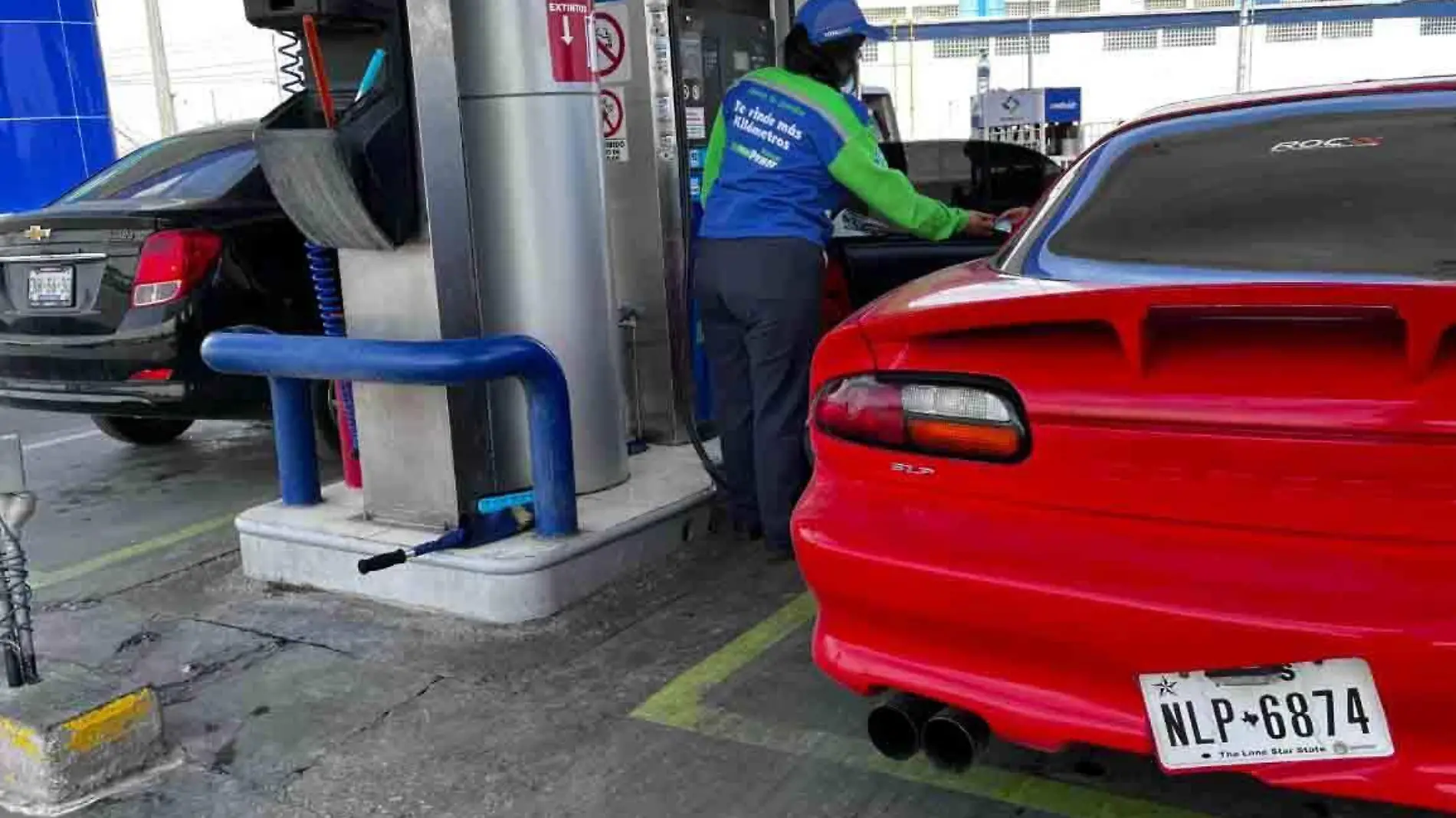 AUTOS GRINGOS CRUZAN POR GASOLINA A MEXICO. FOTO LUIS TORRES  EL HERALDO DE JUÁREZ (3)